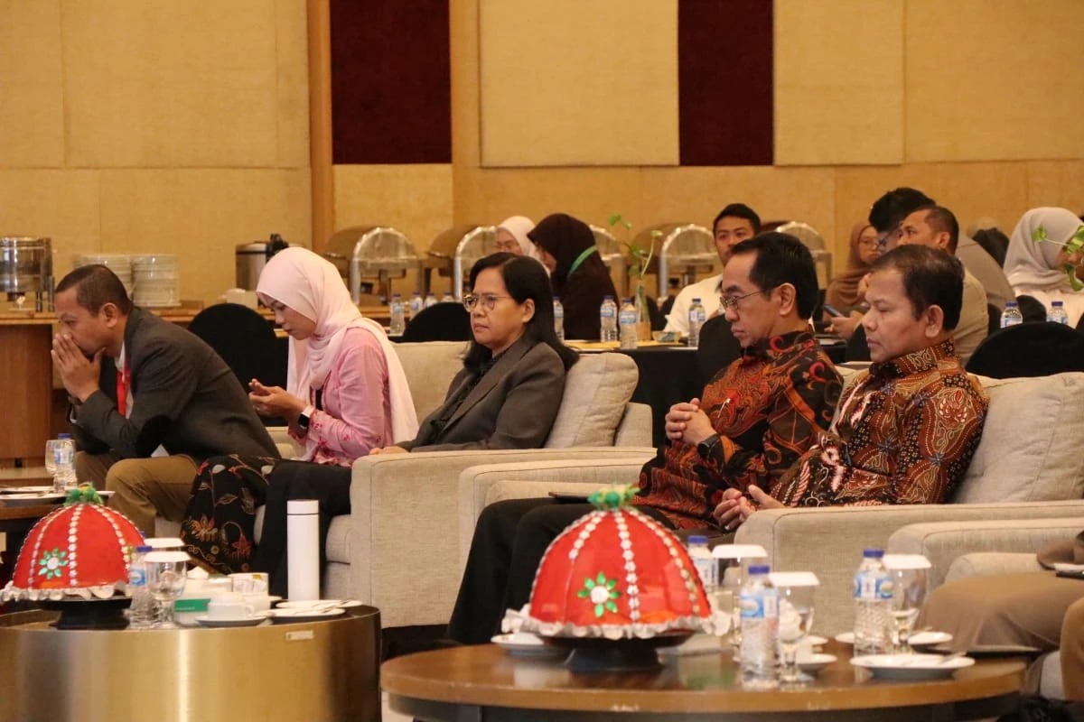 Rektor Universitas Hasanuddin, Prof. Dr. Ir. Jamaluddin Jompa, M.Sc., dan Dekan FKM Unhas,Prof. Sukri Palutturi, SKM, M.Kes., MSc.PH., Ph.D bersama para akademisi dan tamu kehormatan mengikuti rangkaian pembukaan 2nd International Conference on Safety and Public Health di Unhas Hotel and Convention, Makassar, 15 Oktober 2025.